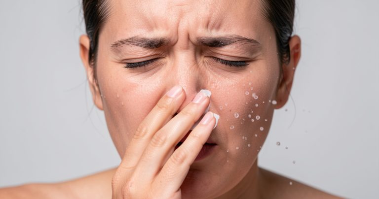 Éternuement signification : mythes, science et présages à connaître