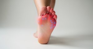 Fourmillement pied gauche : causes, signes d'alerte, traitements